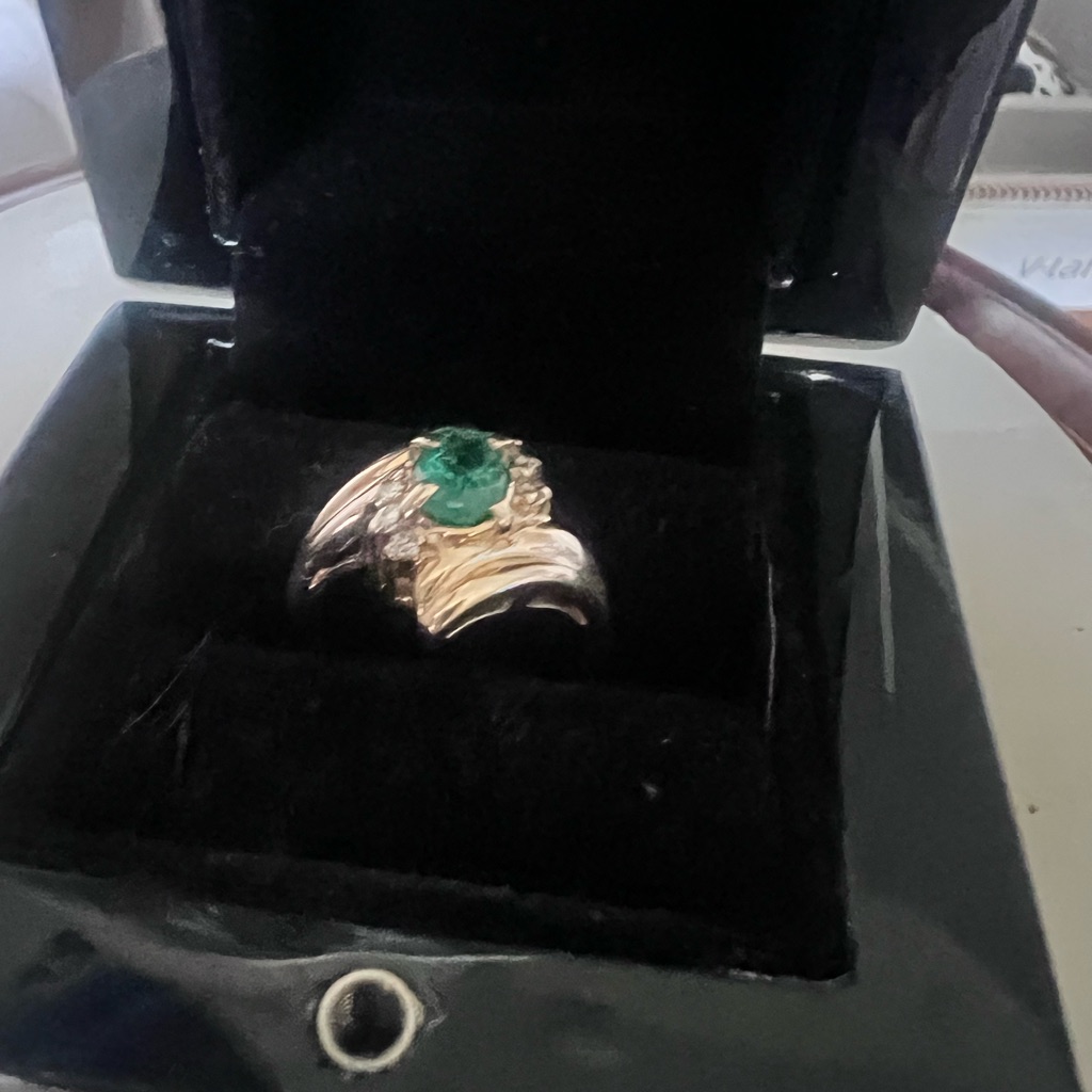 Beautiful 14k Real Gold W6 Diamonds In Center Areal Emerald 600$